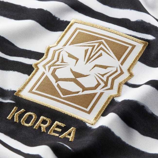 2020 South Korea Away Black & White Stripes Mens Soccer Jersey Replica 