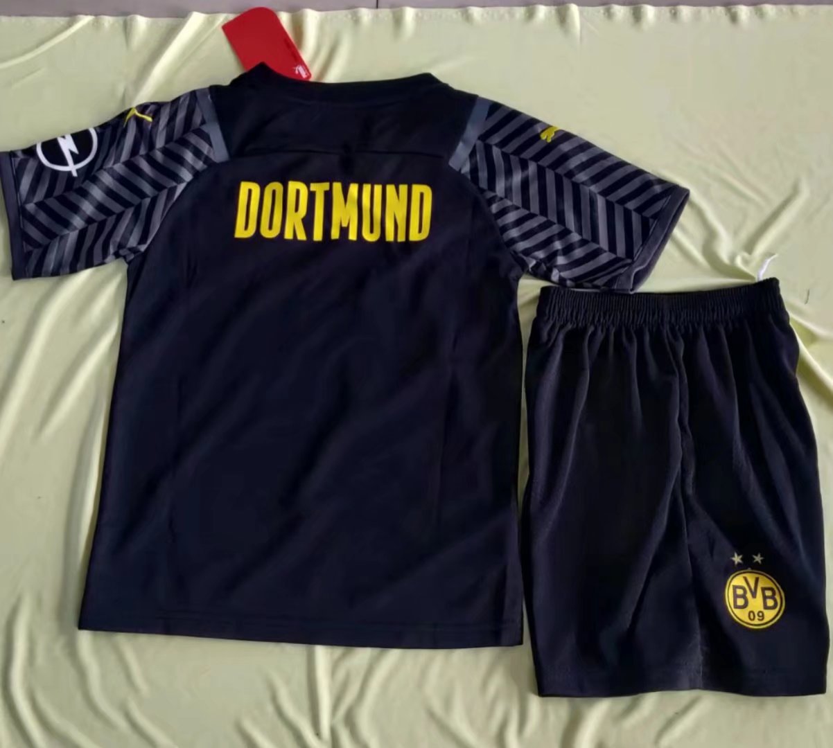 Borussia Dortmund Away Youth Soccer Jersey + Shorts Replica 2021/22