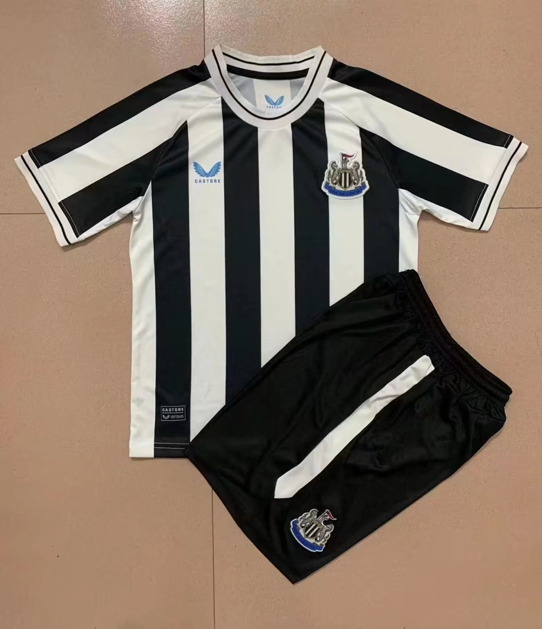 Newcastle United Soccer Jersey + Short Replica Home Youth 2022/23